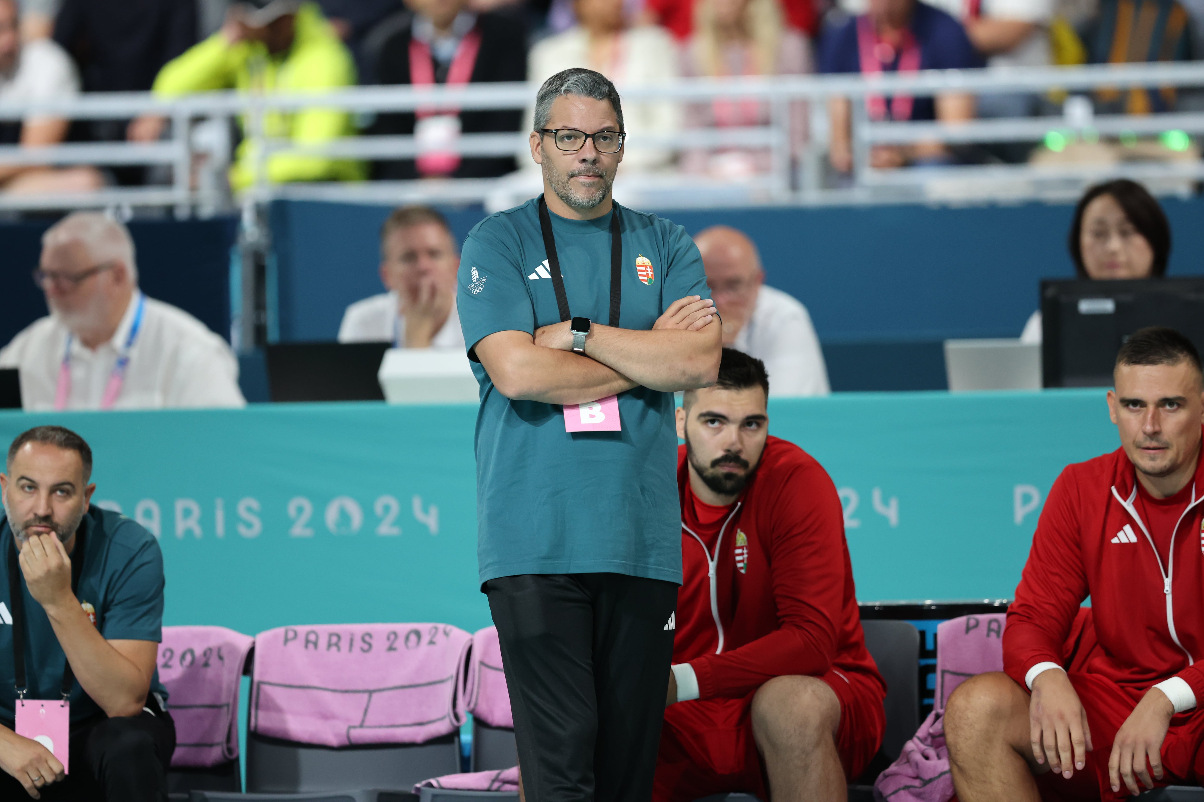 PARÍS (FRANCIA), 27/07/2024.- El entrenador español de la selección masculina de balonmano de Hungría, Chema Rodríguez, observa a sus jugadores durante el partido contra Egipto de los Juegos Olímpicos de París 2024. A la izquierda, el segundo entrenador de la selección magiar, también español, Miguel Velasco | EFE / Miguel Gutiérrez / MIGUEL GUTIERREZ
