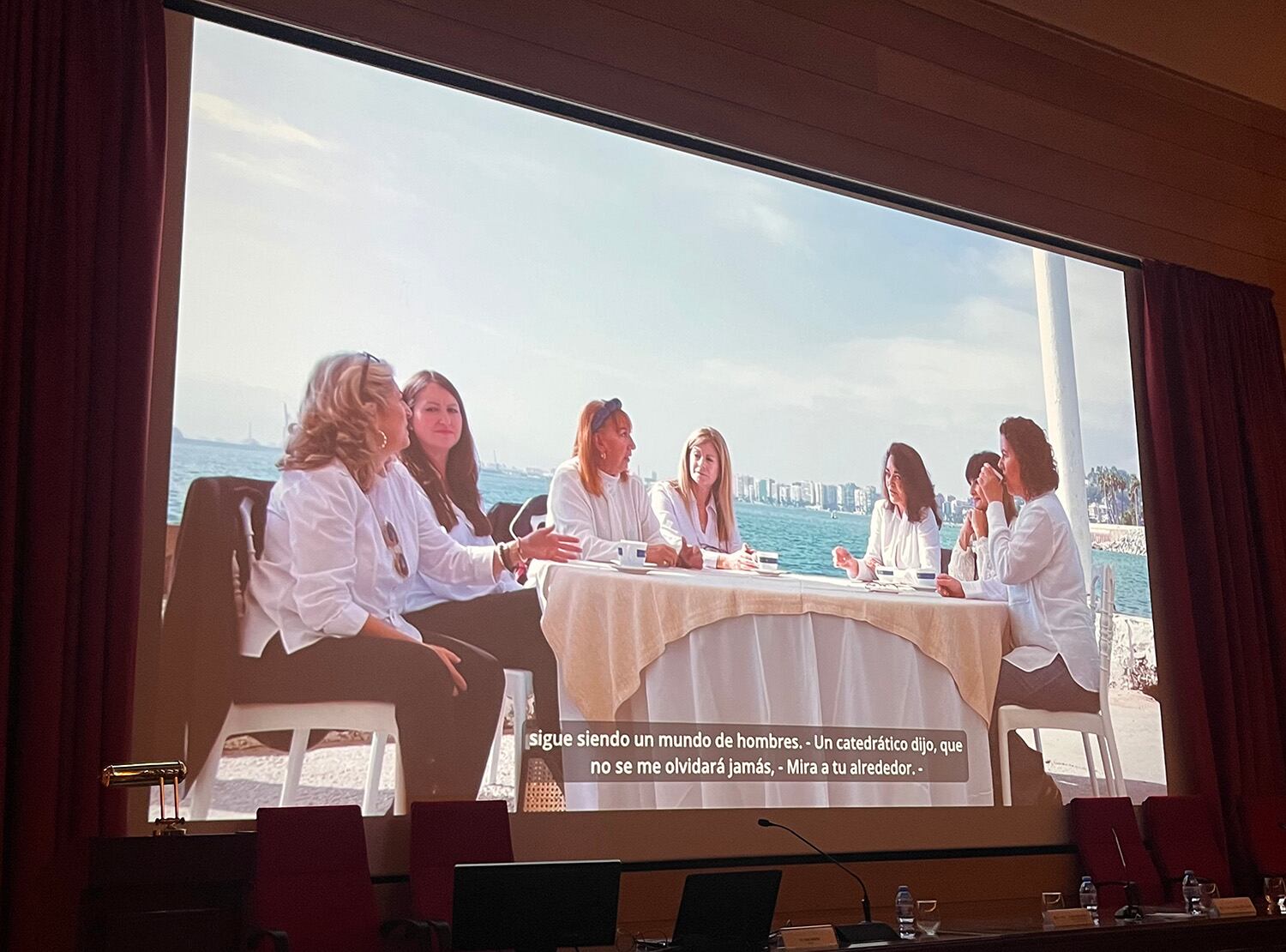 Momento del pase del documental