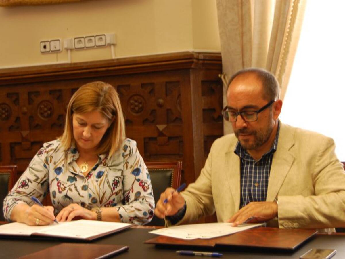 La Diputación y el Colegio de Farmacéuticos firman un convenio