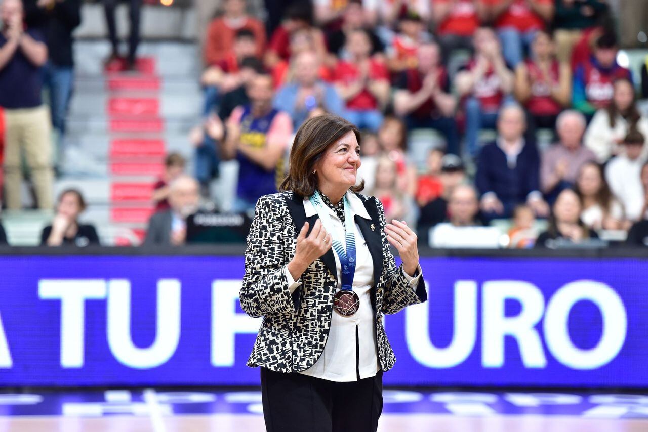 La presidenta de UCAM Murcia, María Dolores García, celebra el bronce de Champions League con la afición