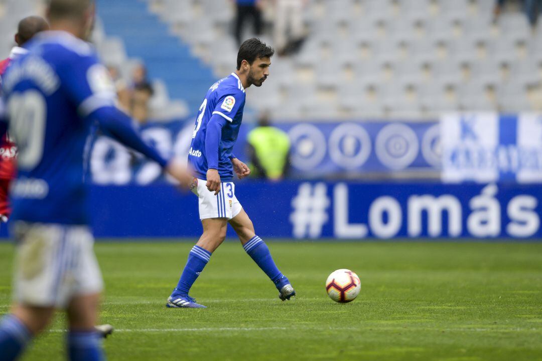 Alanís durante una acción en el partido contra el Nástic.