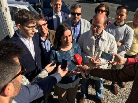 Sonsoles Sánchez-Reyes atiende a los medios de comunicación