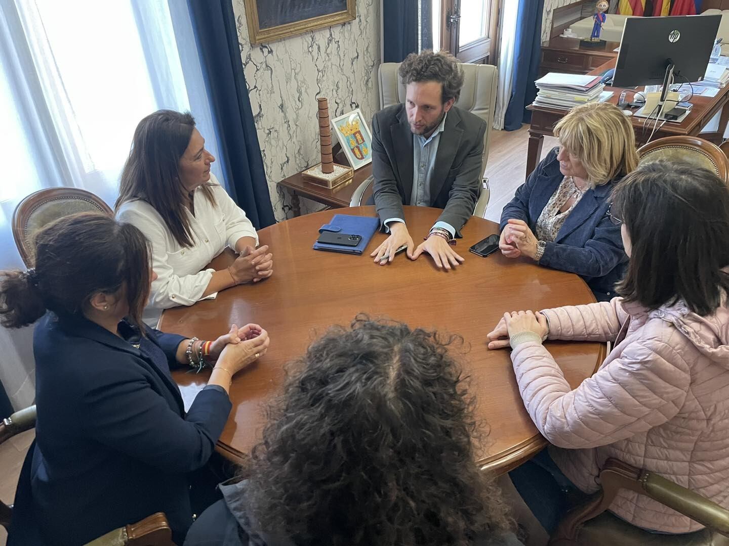 La consejera de Educación mantuvo una reunión con los portavoces del Ayuntamiento de Monzón