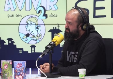 El creador de Virus, el popular juego de mesa, en los estudios de la Cadena SER