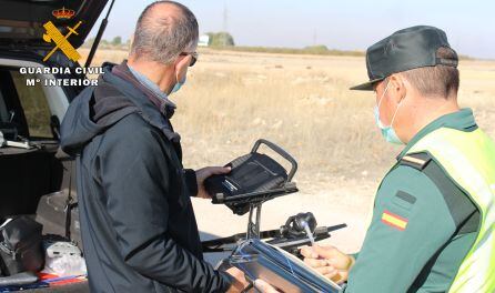 La Guardia Civil con uno de los drones