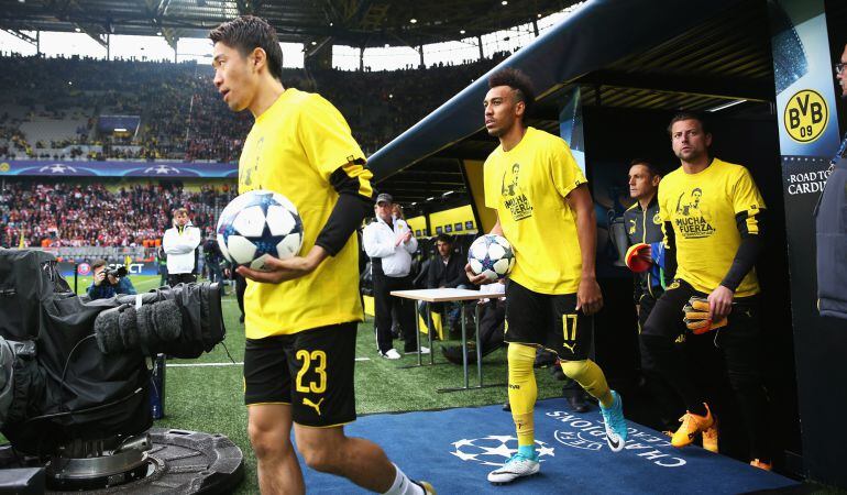 Los jugadores del Borussia saltan al campo con una camiseta de apoyo a Bartra