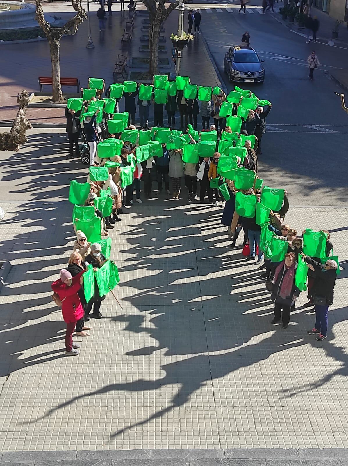Lazo contra el cáncer en la plaza de Navarra