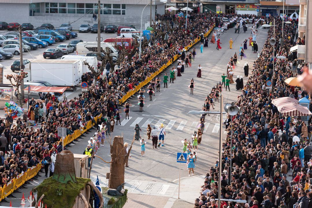 Desfile-concurso de comparsas de Tui en 2019.