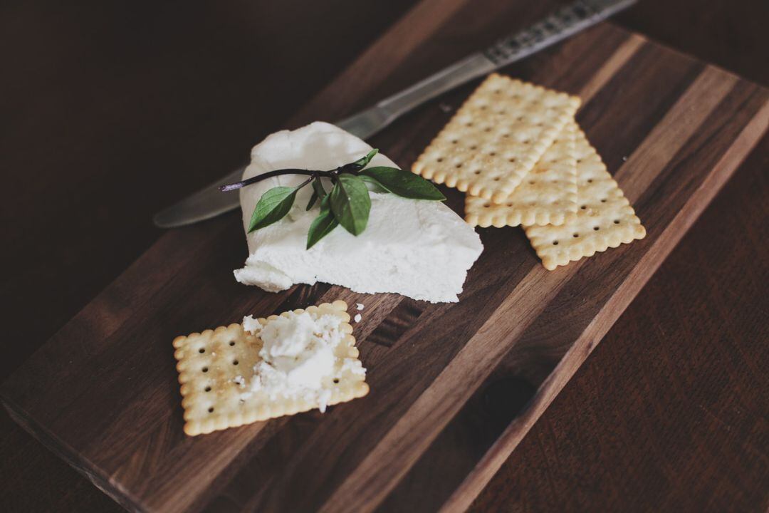 Queso fresco acompañado de galletas.