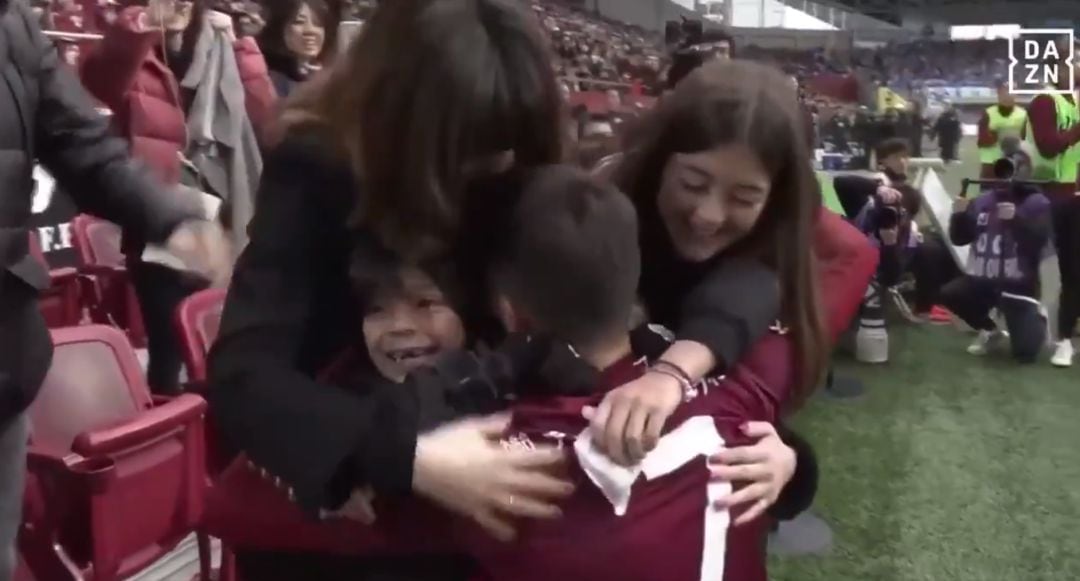 David Villa celebra con su familia el último gol de su carrera