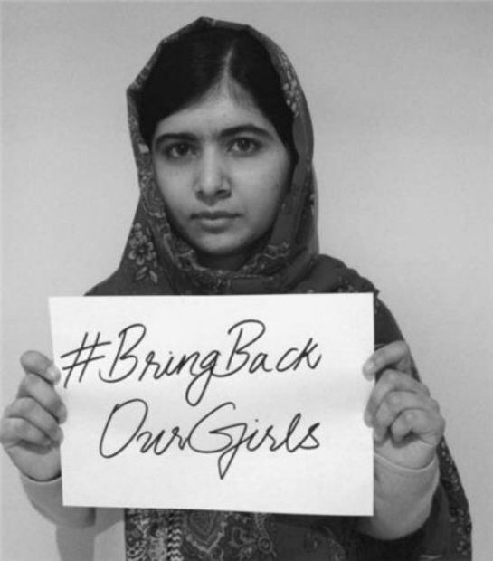 La activista Malala posando para la campaña que pedía la liberación de las 200 niñas secuestradas por Boko Haram