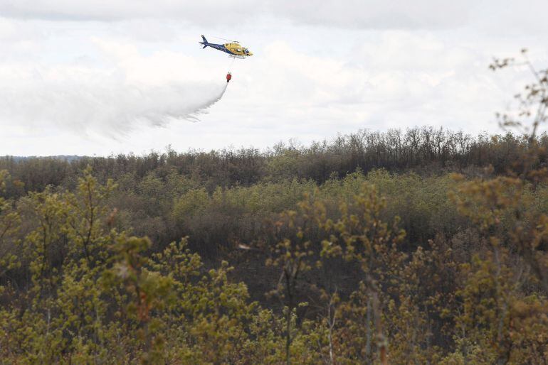 Un helicóptero trabaja en las labores de extinción del incendio forestal declarado en la tarde de ayer en el municipio de Santa Colomba del Curueño (León)