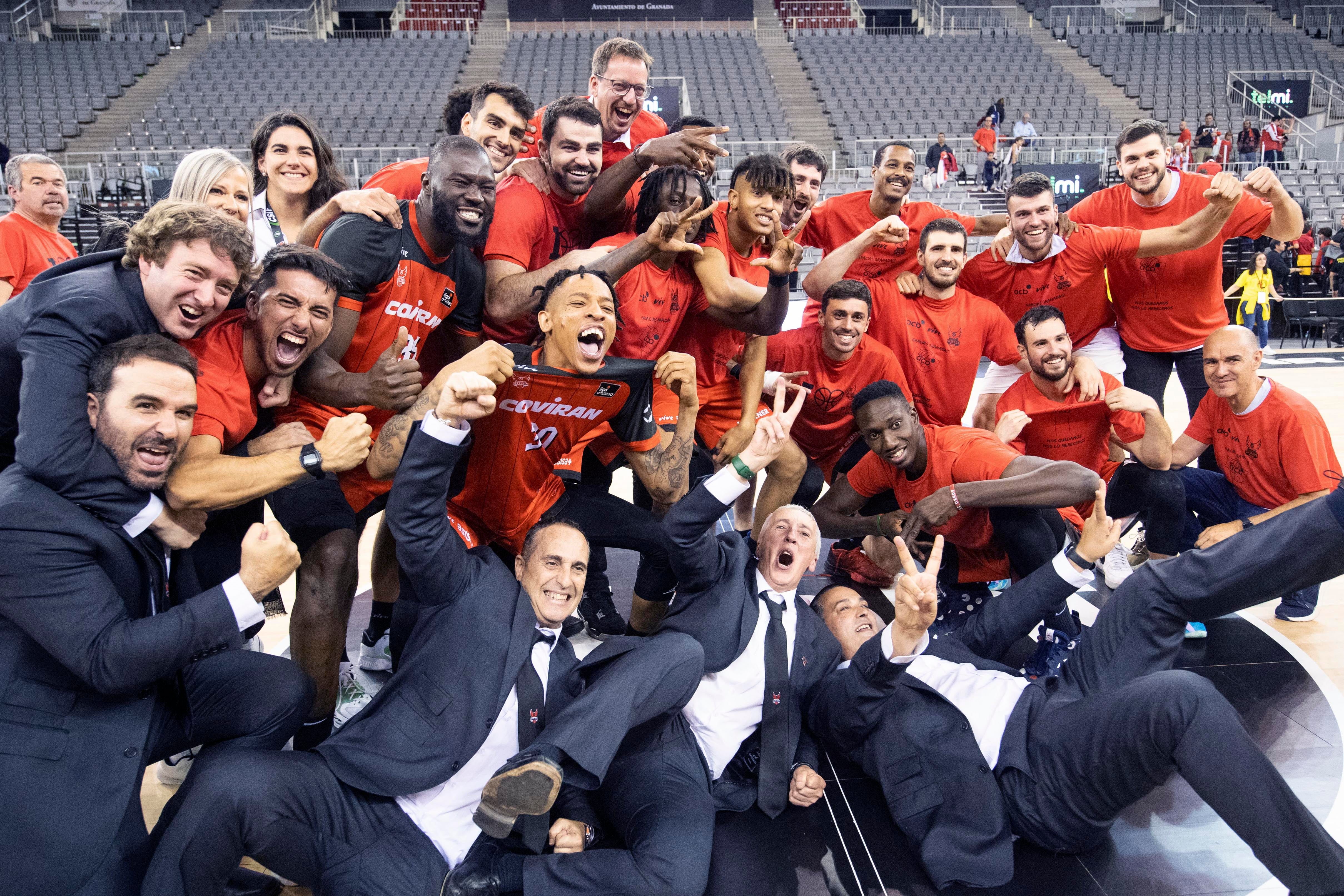 Los jugadores del Covirán Granada celebran la victoria tras el encuentro de la jornada 34 de la Liga Endesa de baloncesto ante el Joventut Badalona
