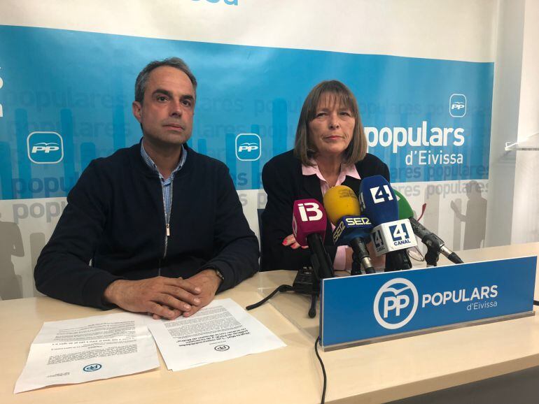 Los concejales Populares Álex Minchiotti y Virginia Marí