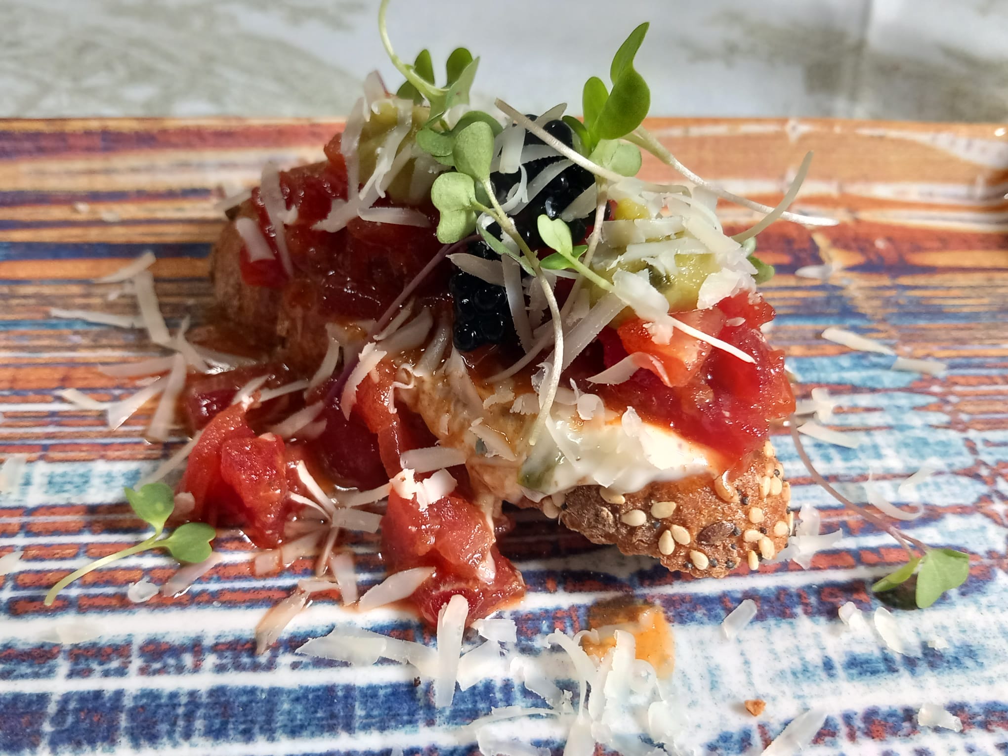 Tosta de tartar de atún rojo, alioli de trufa negra, queso payoyo y guacamole