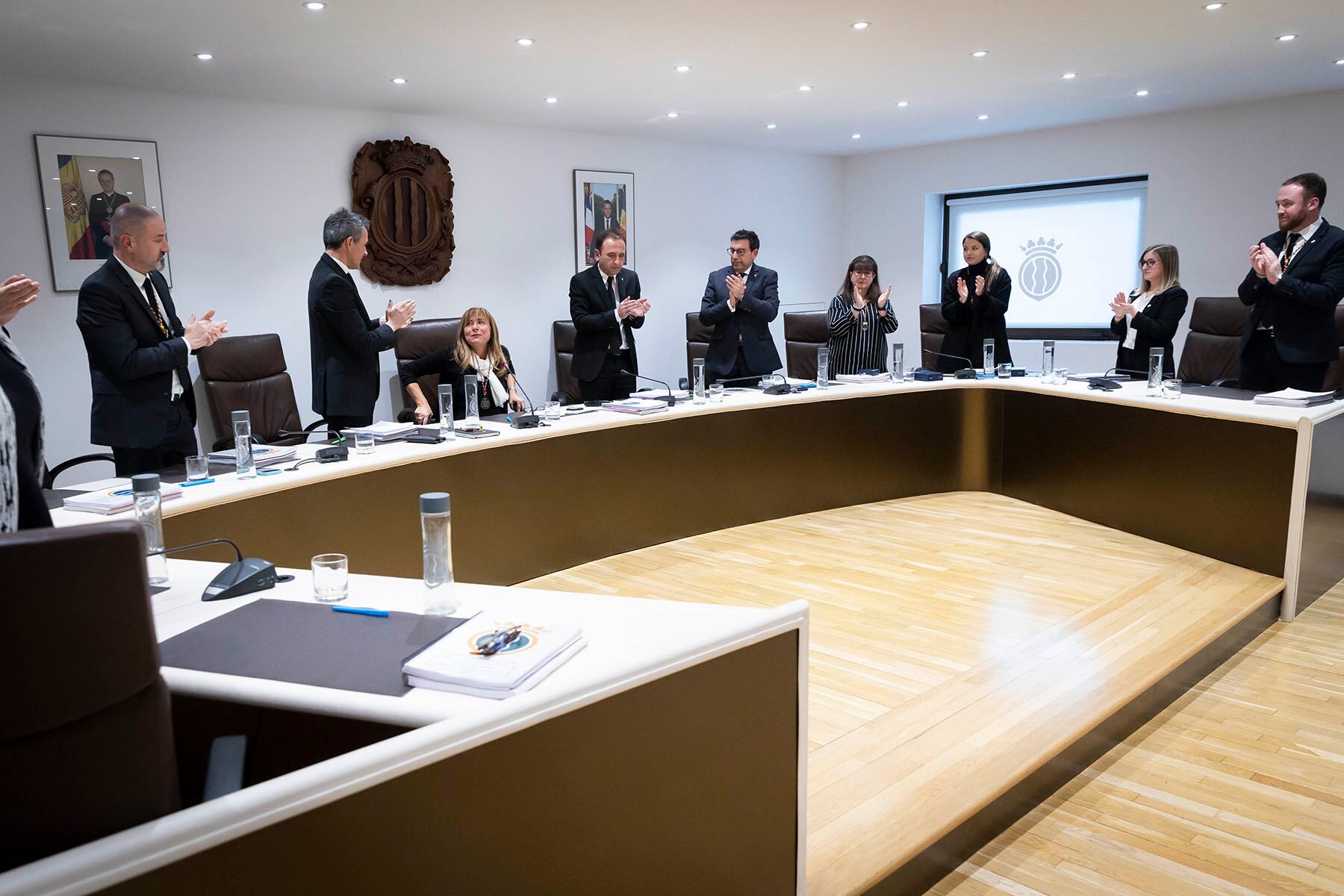 Els consellers de la majoria i de la minoria han aplaudit Conxita Marsol