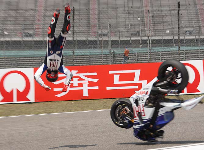 Jorge Lorenzo vuela por los aires tras caer de su moto