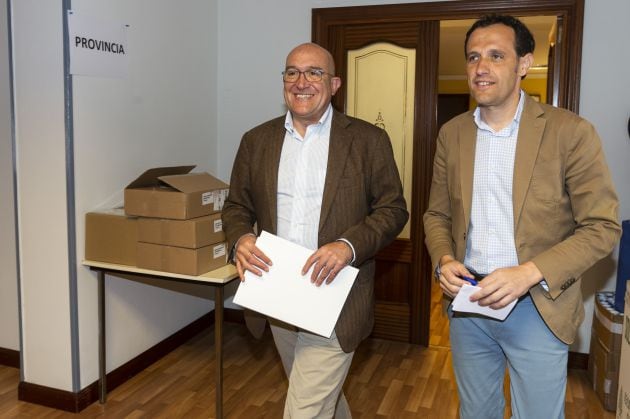 El presidente provincial del PP, Jesús Julio Carnero (I), valora las candidaturas presentadas por el partido en la provincia de Valladolid para las elecciones municipales del próximo 26 de mayo. Le acompaña en la imagen el vicesecretario de coordinación electoral, Conrado Íscar (D) 