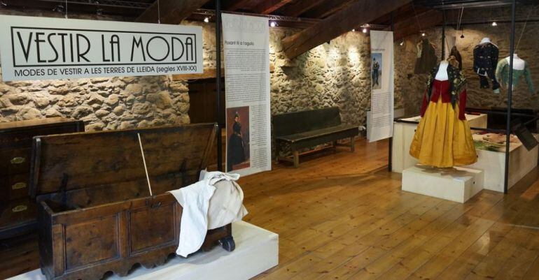 L'exposició "Vestir la moda" exhibeix tot tipus d'indumentàries de les terres de Lleida entre els segles XVIII i XX.