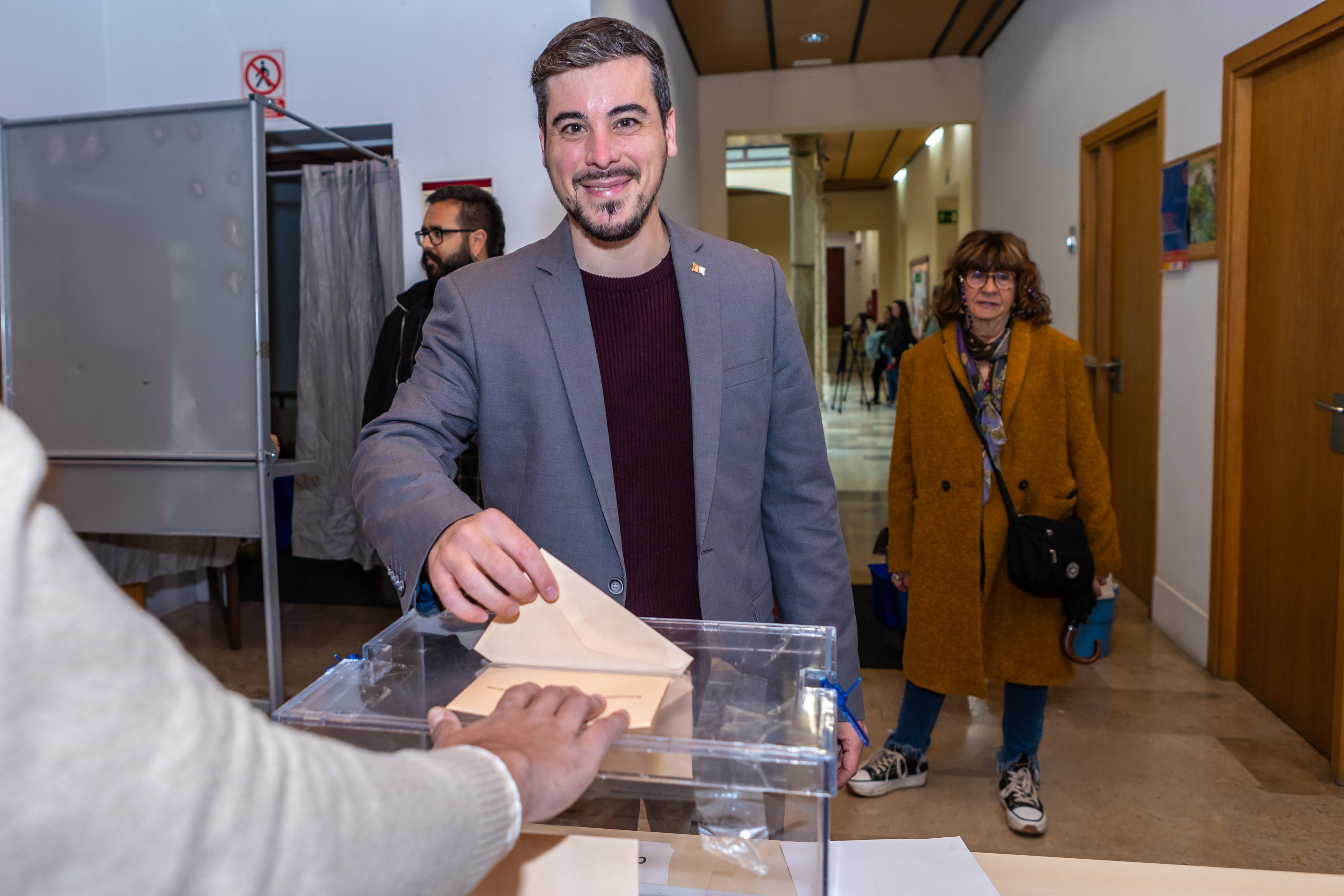 El candidato de Unidas Podemos a la Presidencia de la Junta de Comunidades, José Luis García Gascón, ejerce su derecho al voto este domingo en la Facultad de Humanidades