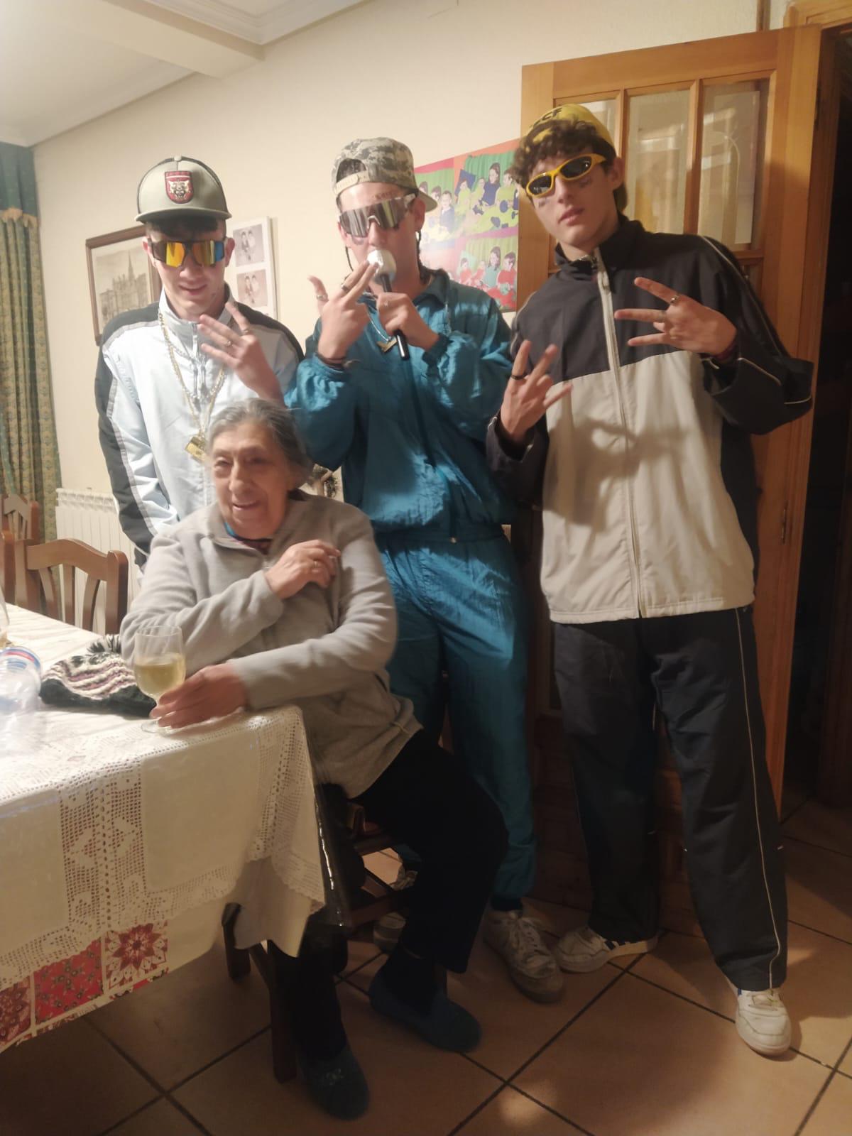 Con sus nietos, en una celebración