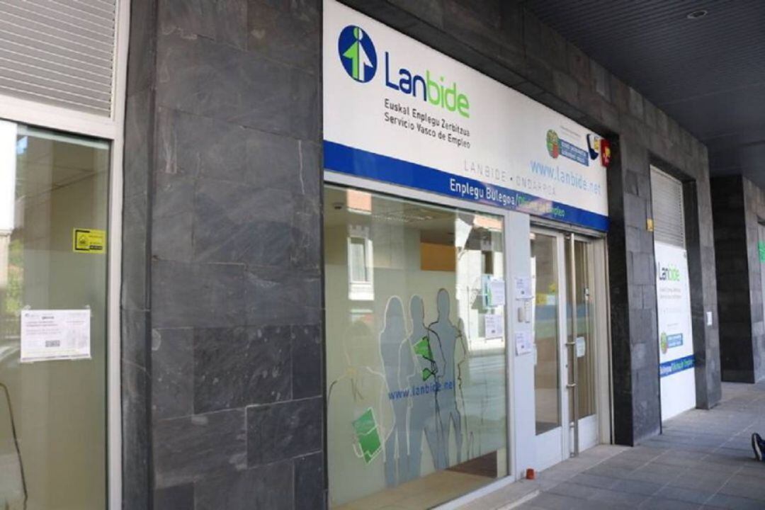 Entrada a una oficina de Lanbide