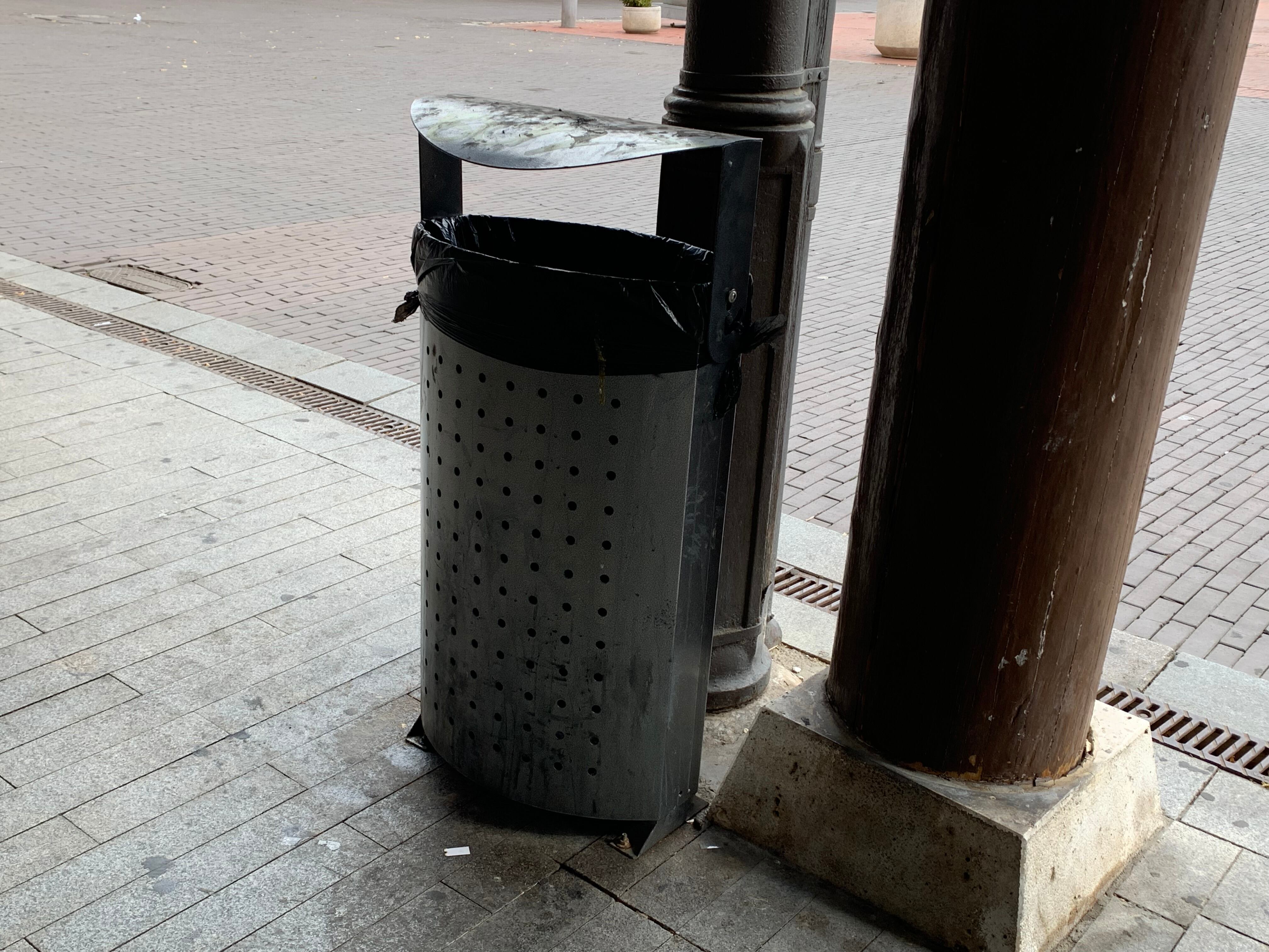 Acciona no ha cumplido con su previsión de instalación de papeleras