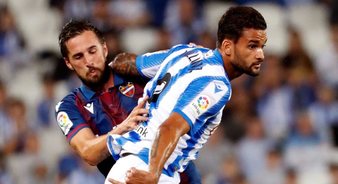 Willian José aguanta un balón ante la entrada de Miramón