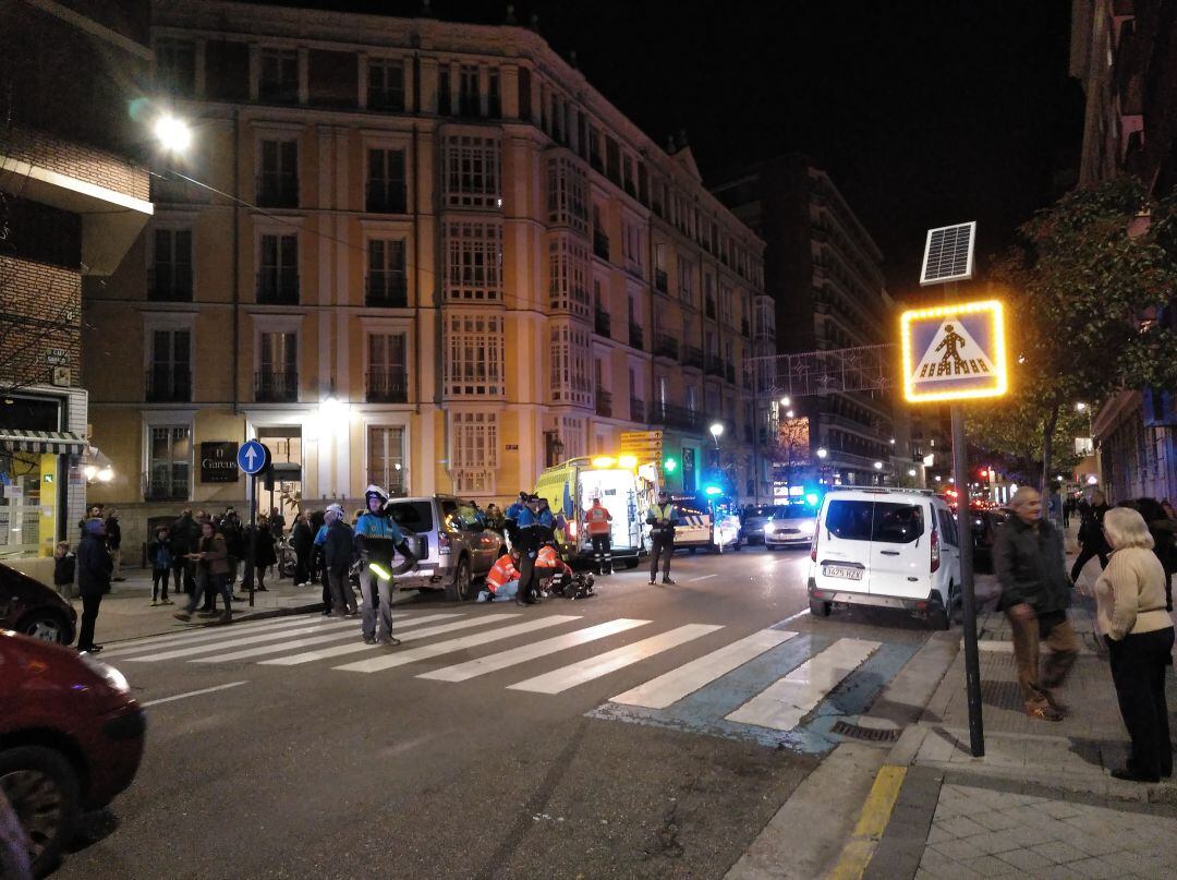 La mujer es asistida por los servicios sanitarios al lado del lugar del atropello, en la calle Gamazo
