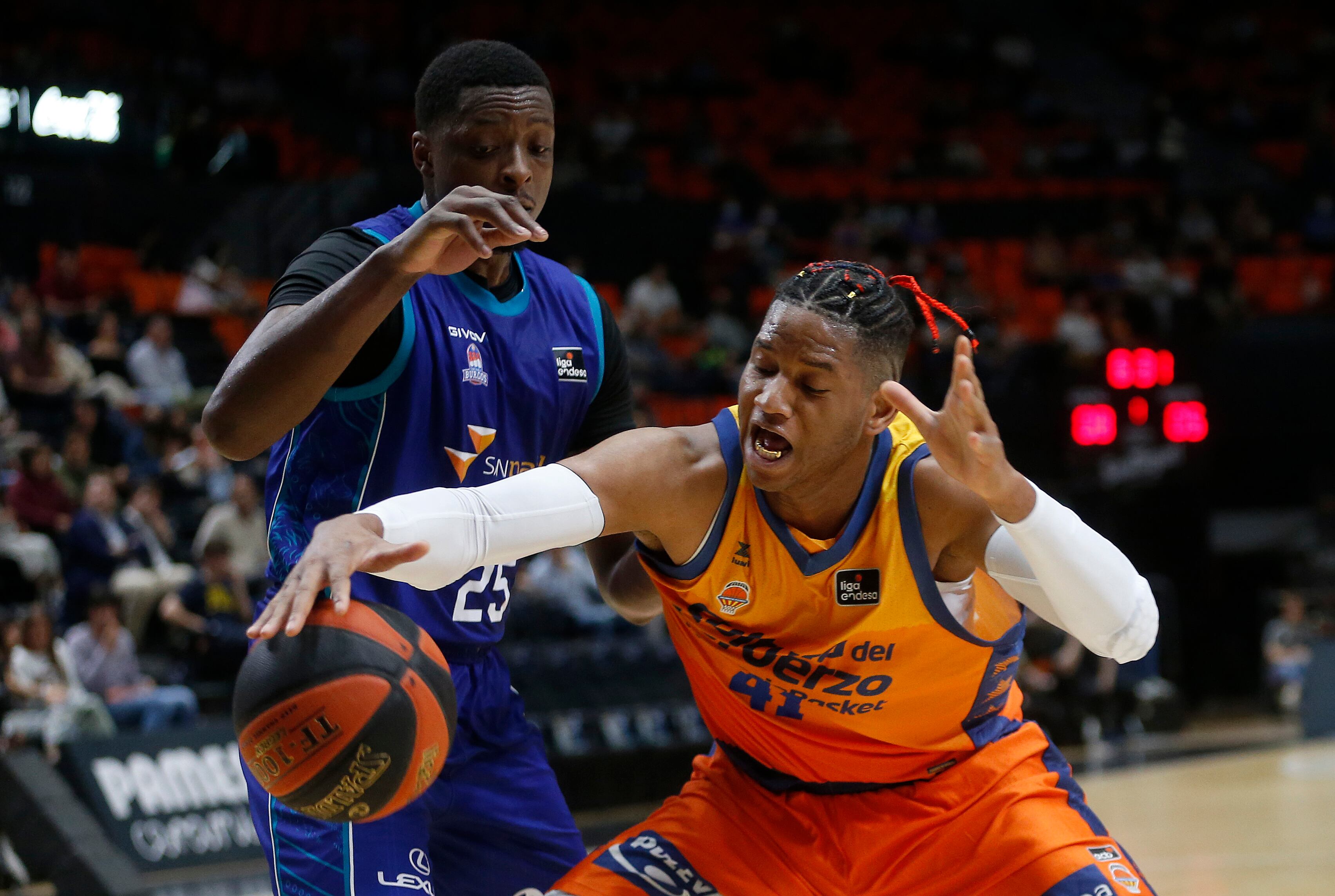 VALENCIA, 10/05/2022.- El ala pivot cubano de Valencia Basket, Jasiel Rivero (d), con el balón ante el escolta estadounidense de San Pablo Burgos, Tyrus Mcgee, durante el encuentro de la fase regular de la ACB disputado hoy martes en el pabellón Fuente de San Luis, en Valencia. EFE / Miguel Ángel Polo.
