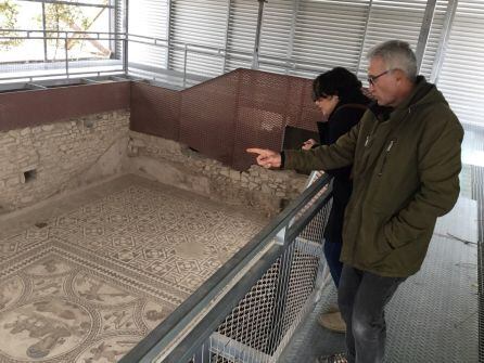 Cañamero observa junto a Inmaculada López el &quot;Mosaico de los Amores&quot;