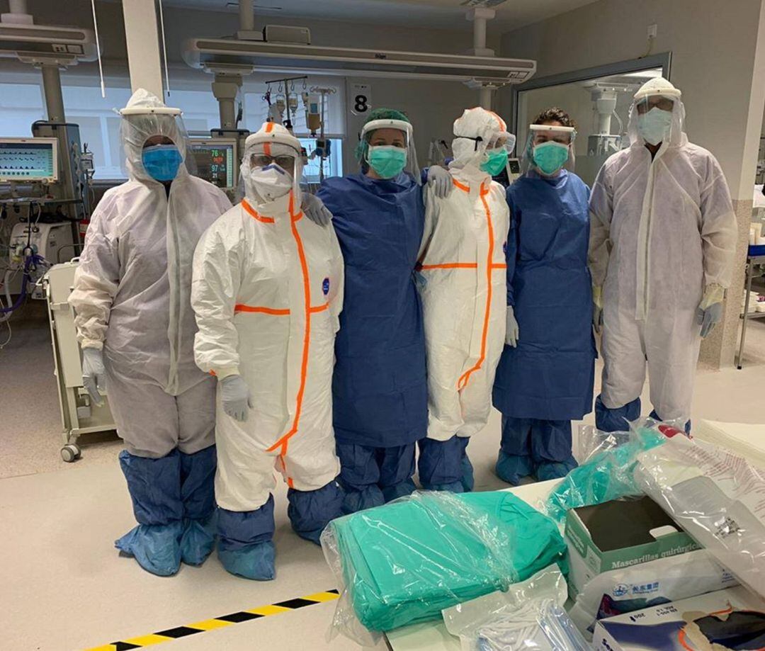 Jugadores y presidente del Muro CF en una donación de mascarillas