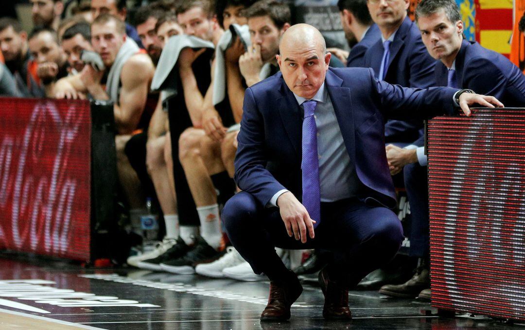 El entrenador del Valencia Basket, Jaume Ponsarnau, durante el partido de Liga que están disputando esta tarde contra el Baxi Manresa en el pabellón Fuente San Luis. 