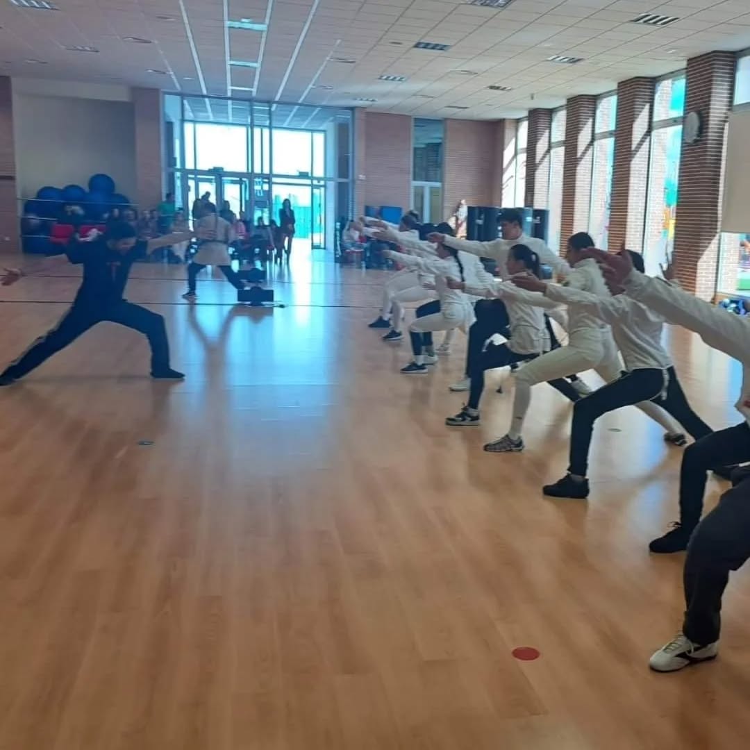 La sala de esgrima Hernán Cortés de Don Benito celebró el pasado fin de semana una jornada de puertas abiertas con el objetivo de acercar este deporte a la ciudadanía