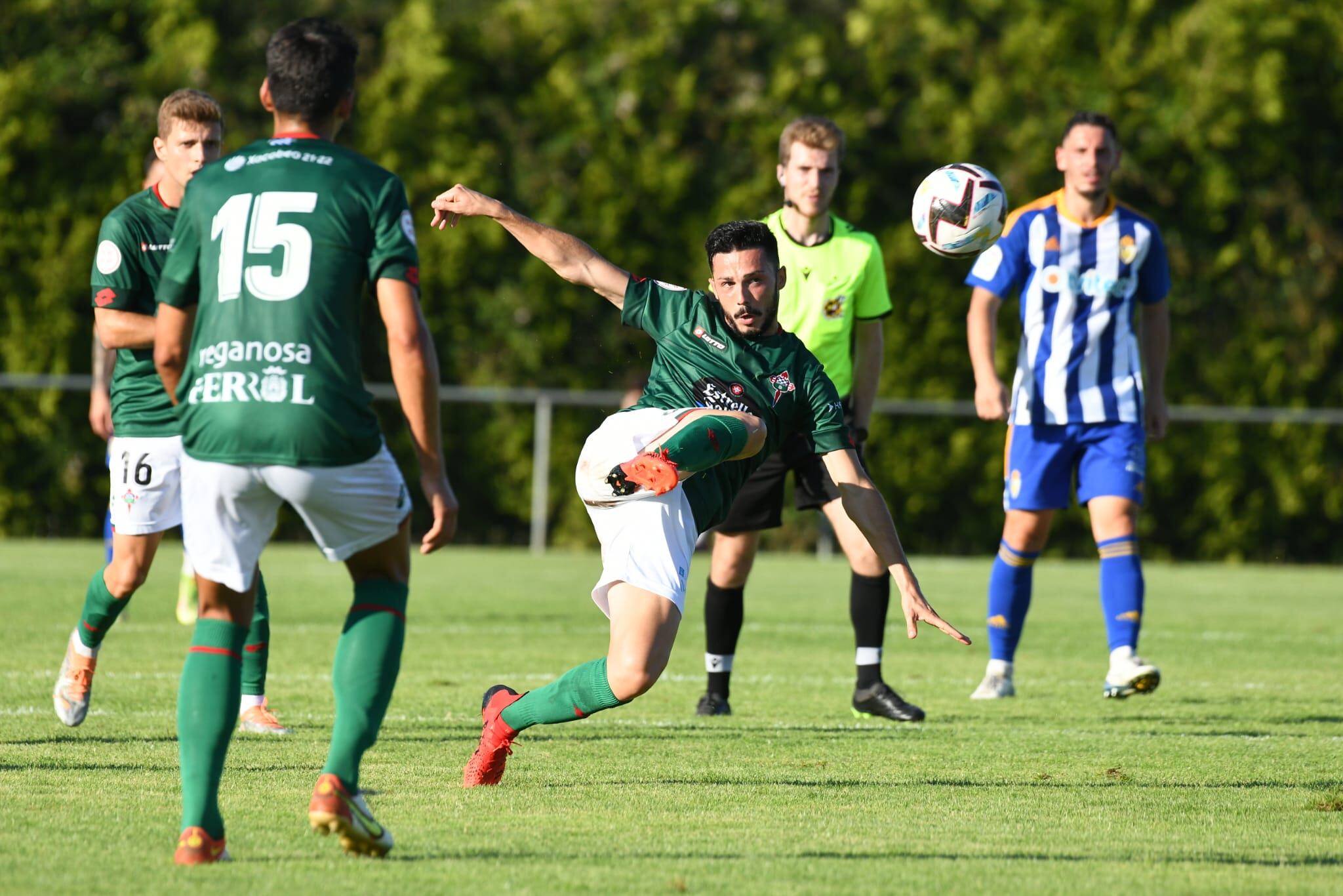 Jesús Bernal, en una acción del amistoso de este domingo ante la Ponferradina (foto: Mijanphoto Sports / Racing de Ferrol)