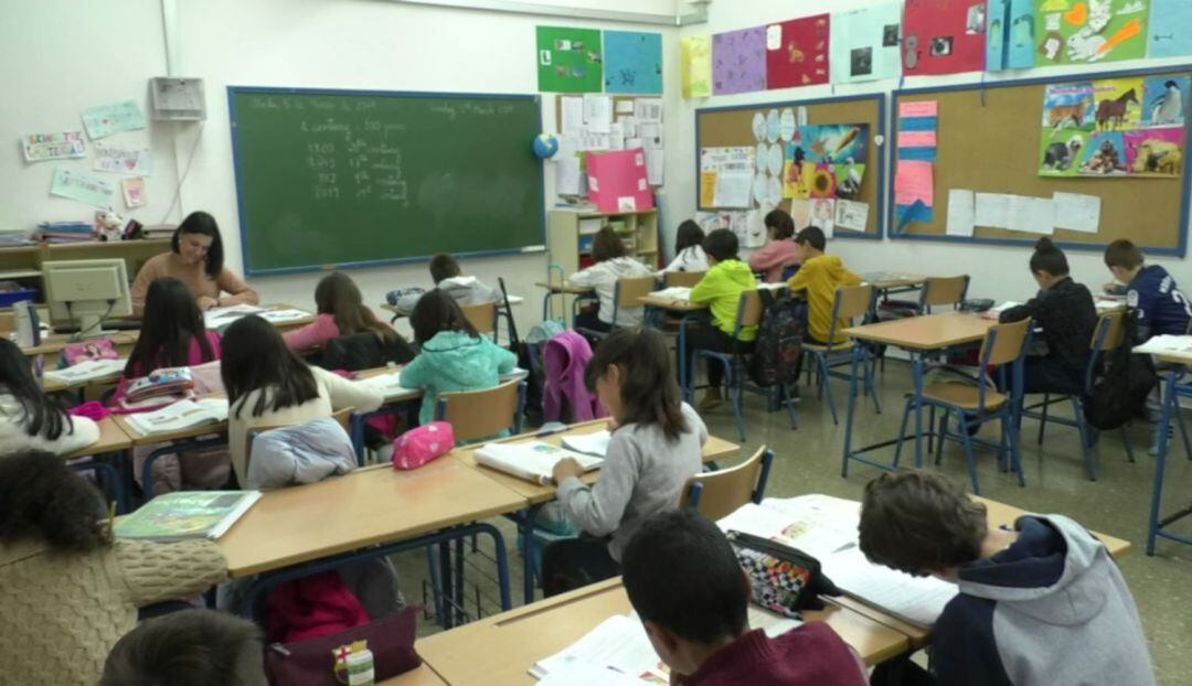 Alumnos en clase. Imagen de archivo