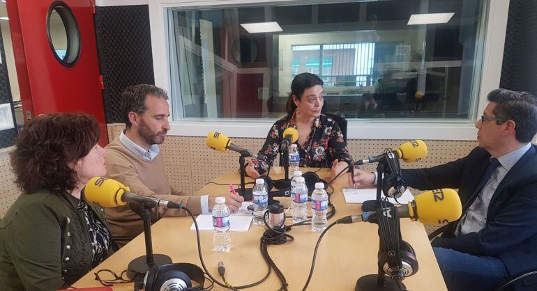 Pilar Zamora, este martes en La Rebotica, junto al director de la Cadena SER, Félix Amaya (a la derecha) y a los directores de La Tribuna, Diego Murillo y de Lanza, Laura Espinar, respectivamente.