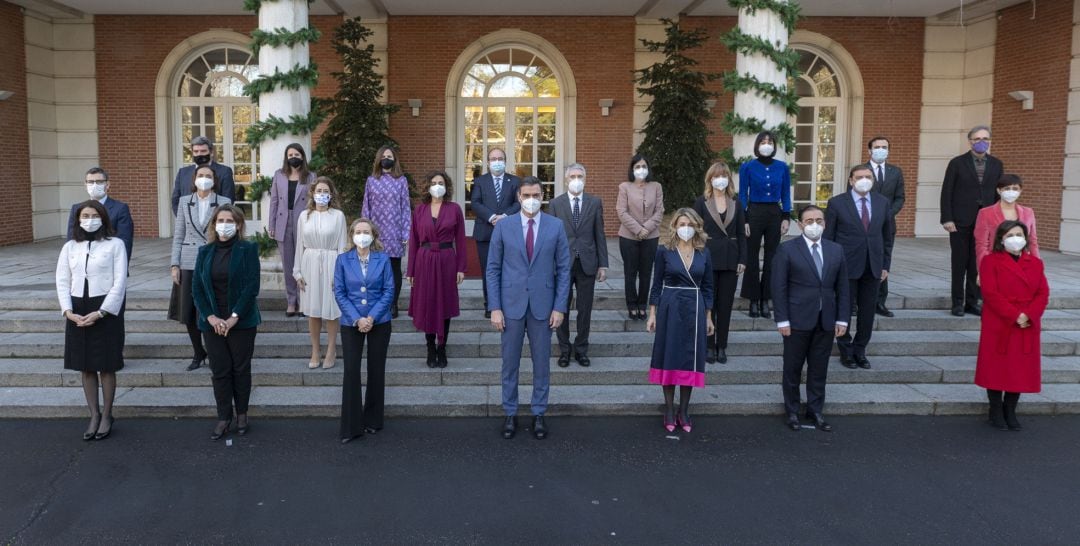 Foto de familia del Gobierno de coalición del PSOE y Unidas Podemos tras la marcha del exministro de Universidades, Manuel Castells, en La Moncloa.