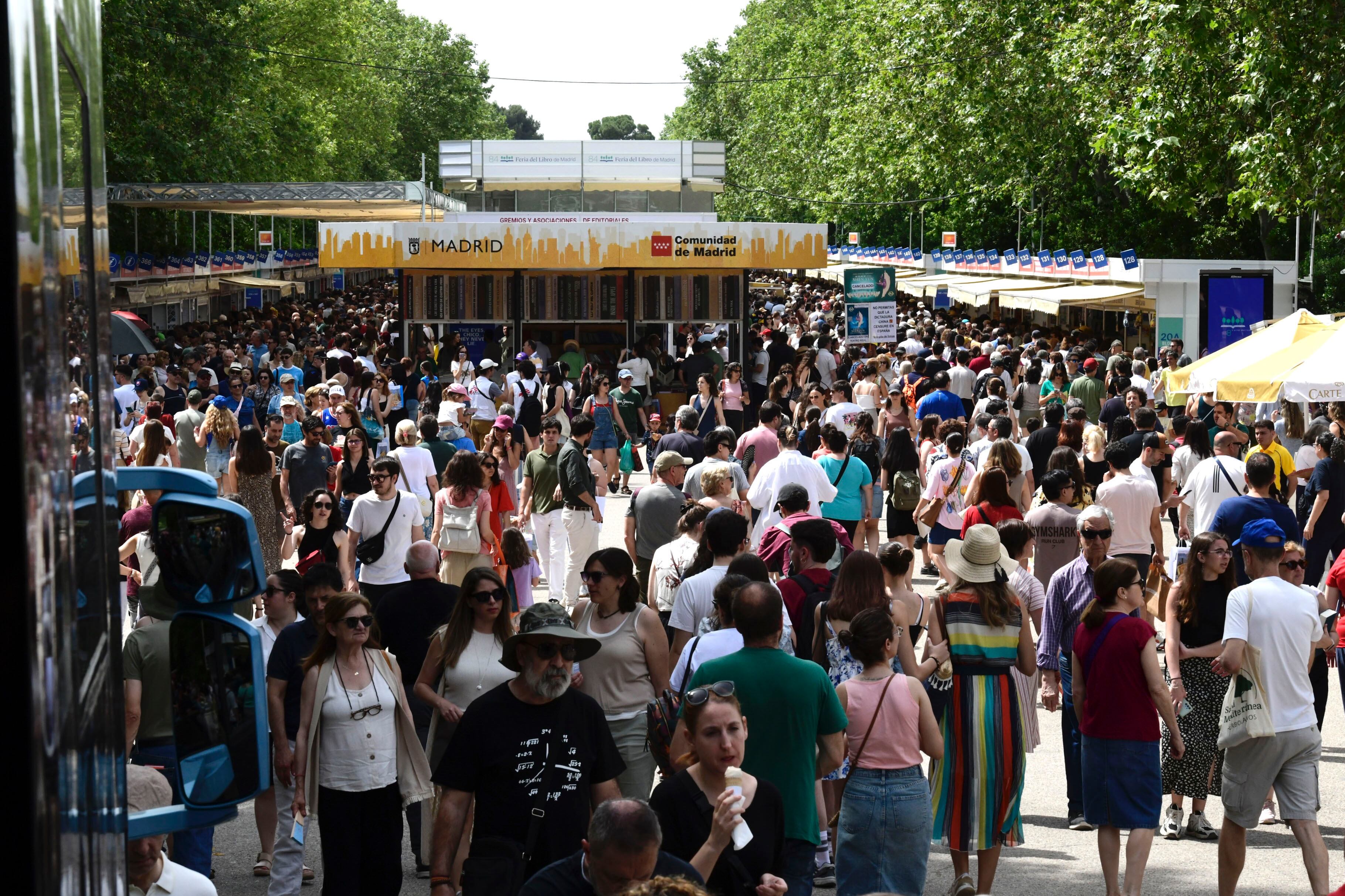 Ambiente de público en la Feria del Libro de Madrid, este domingo