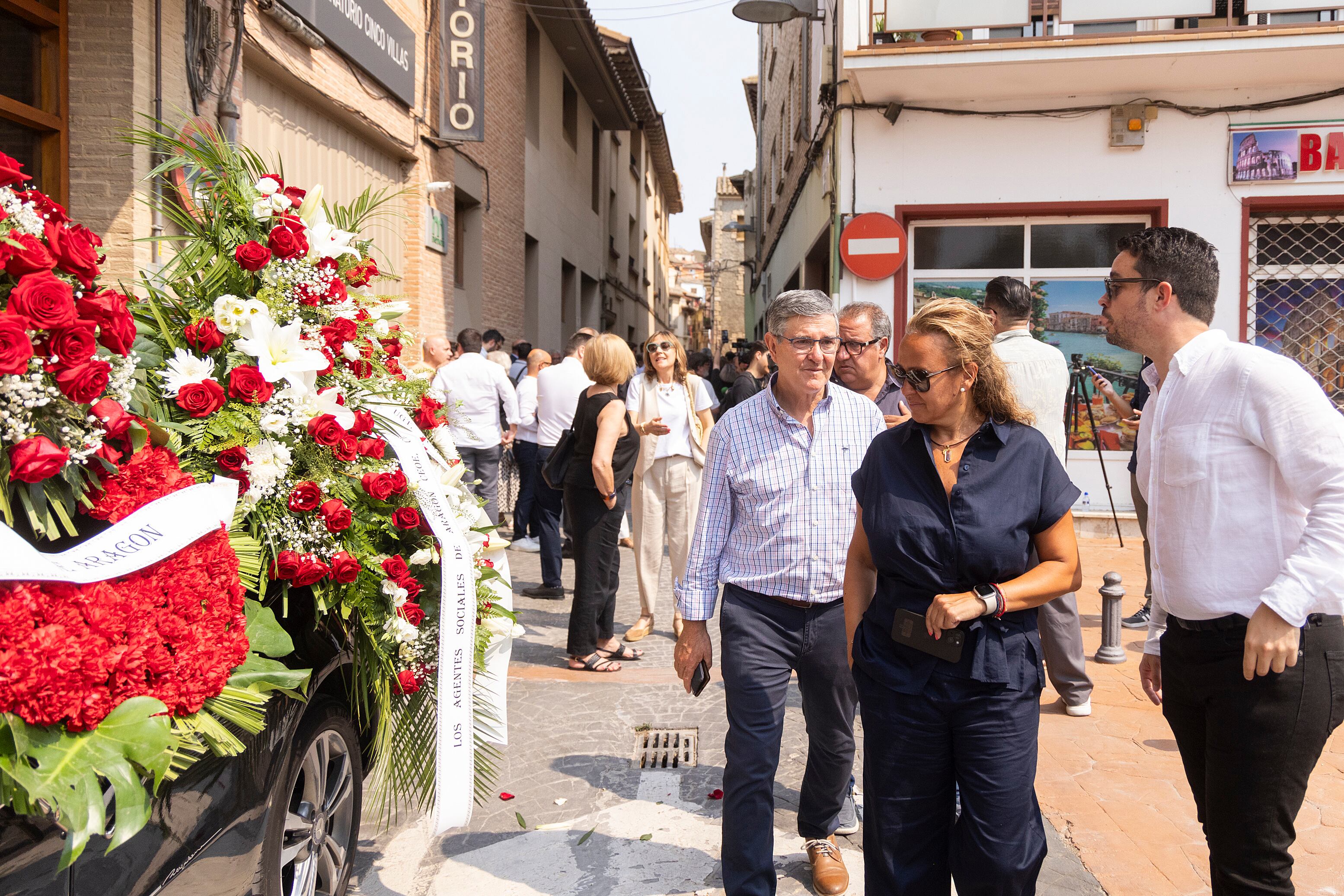 EJEA DE LOS CABALLEROS (ZARAGOZA), 16/08/2025.- La diputada del Psoe en Aragón, Mayte Pérez, a su salida del tanatorio del expresidente de Aragón Javier Lambán, fallecido este pasado viernes. EFE/Toni Galán