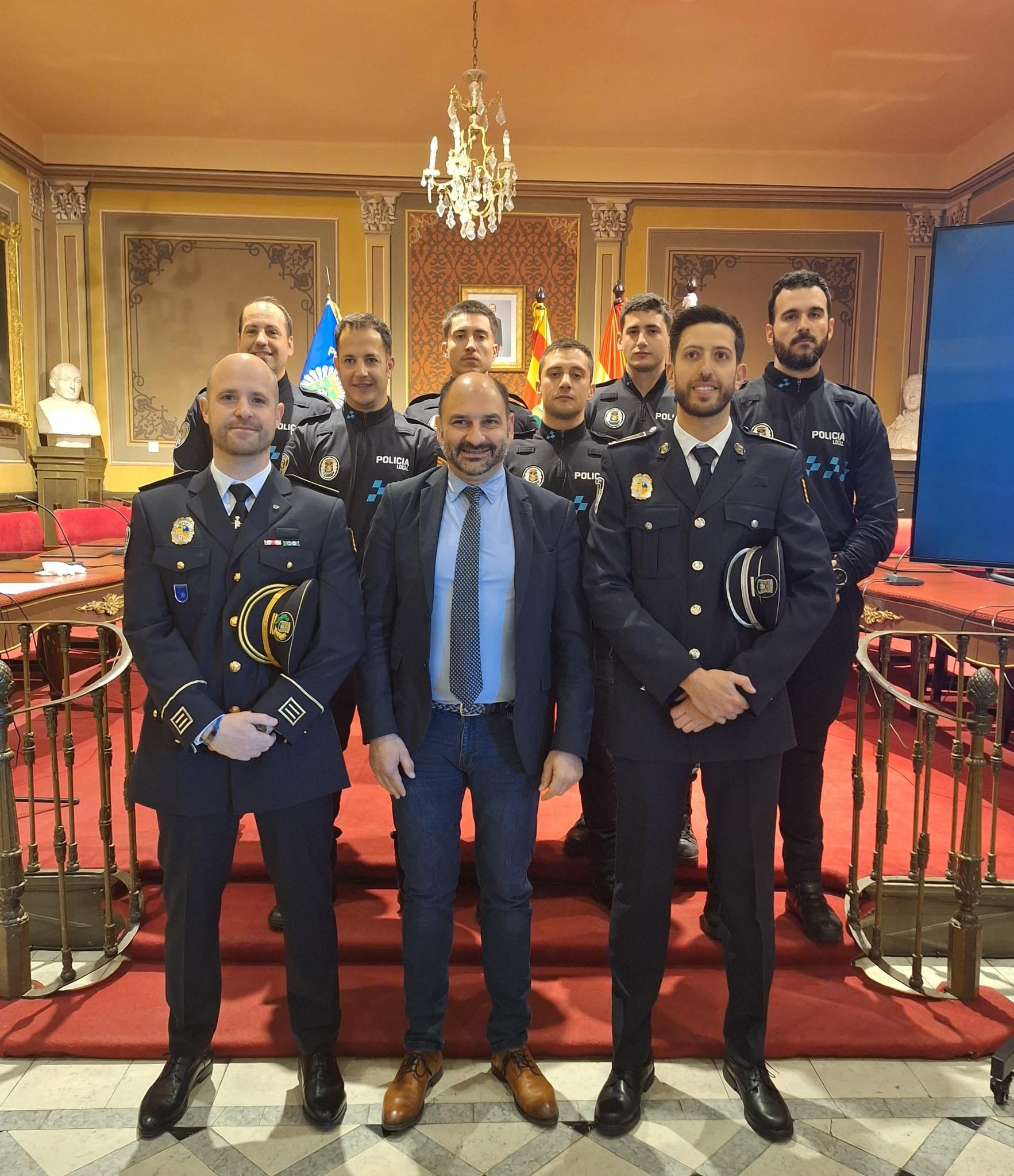 El alcalde de Barbastro, Fernando Torres, con los nuevos agentes de la Policía Local