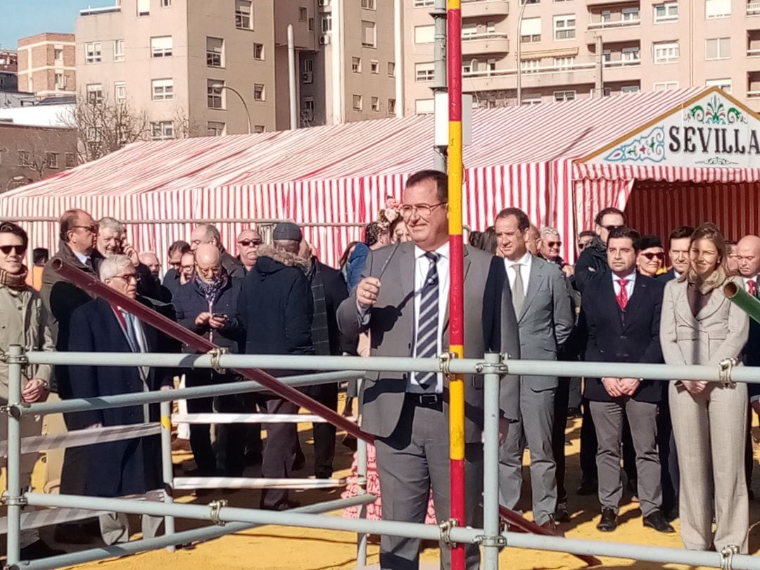 El delegado municipal de Fiestas Mayores, Juan Carlos Cabrera, colocando el primer tubo de la portada de la Feria de Abril 2020