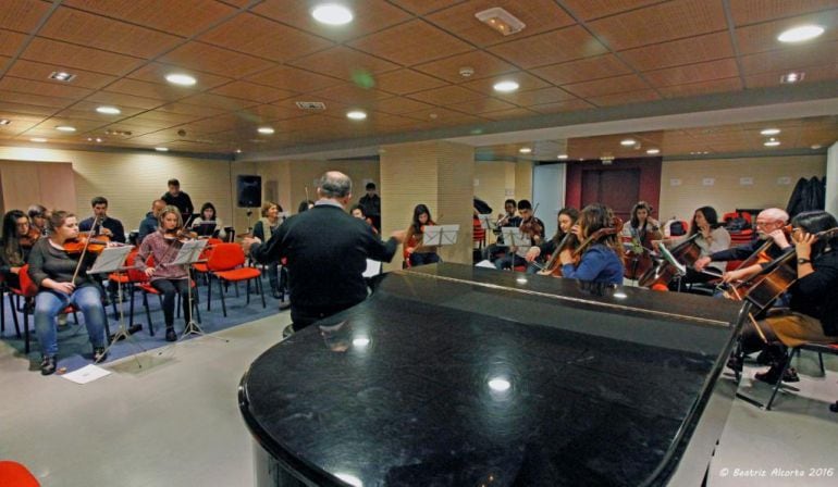 La Orquesta Sinfónica de Debabarrena DBOS, en pleno ensayo