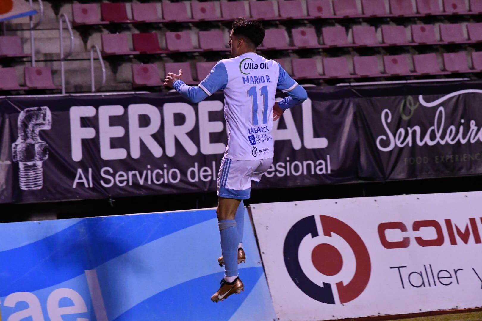 Mario Rodríguez celebra uno de sus dos goles marcados al Ourense CF (foto Amadeo Rey)