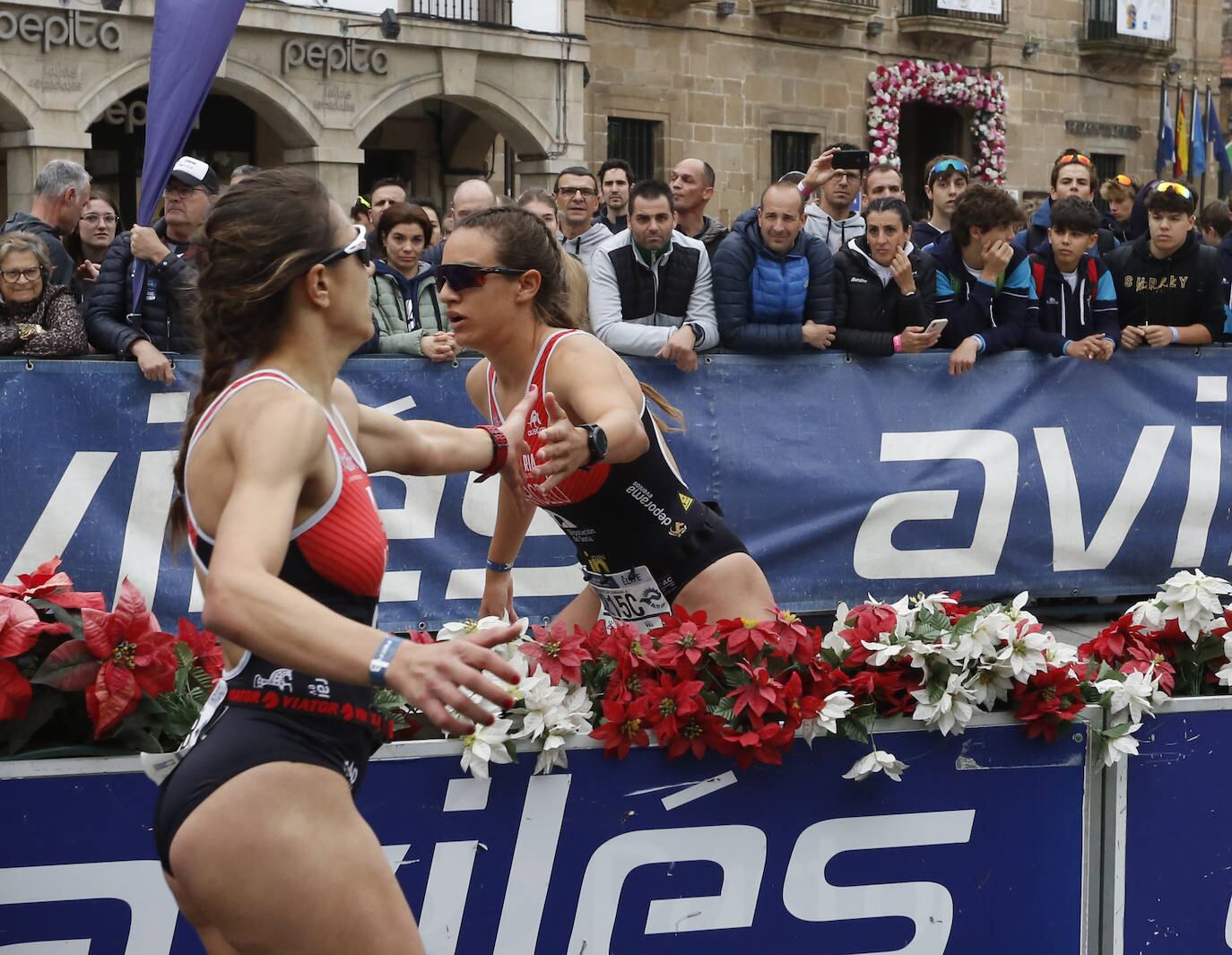 Marina Muñoz (i) y María Barceló (d) en el relevo.