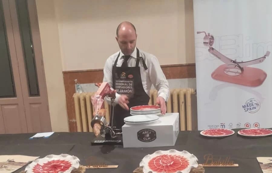 Javier Campos, de Belmonte (Cuenca), durante el campeonato de corte de jamón celebrado en Ciudad Real.