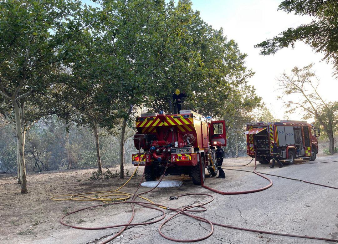 Los bomberos intentan sofocar el incendio de pastos declarado en la localidad madrileña de Batres