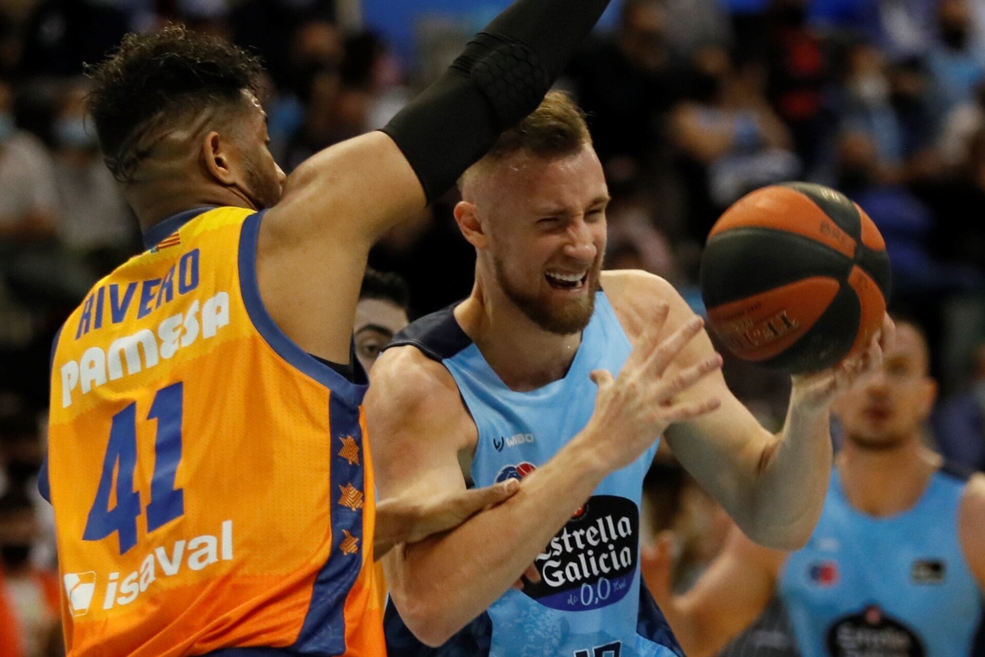 LUGO, 13/02/2022.-El jugador del Río Breogán D. Musa, y el jugador del Valencia Basket J. Rivero, durante el partido de Liga ACB de la jornada 22, hoy domingo en el Pazo dos Deportes de Lugo.- EFE/Eliseo Trigo
