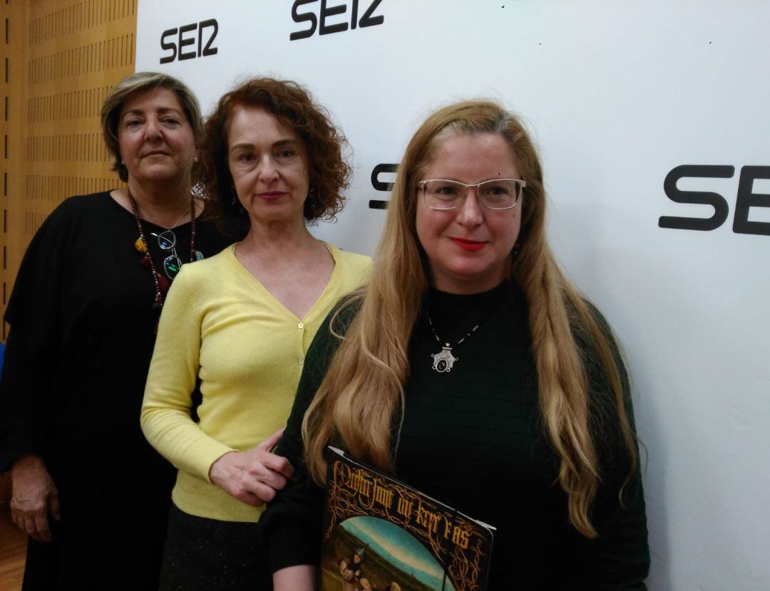 Marifé Lozano (Pta. de AEN), Pilar Balanza (Marea Blanca) y Esperanza Parra (Pta. de ECOS) en los estudios de Radio Murcia