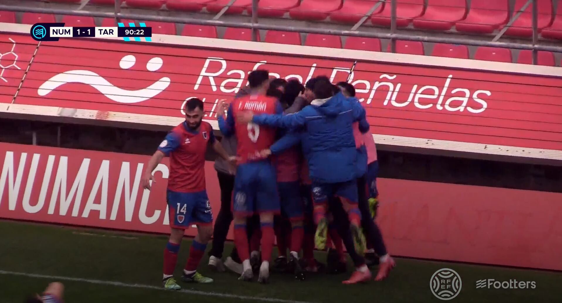 Los jugadores del Numancia celebran el definitivo gol de Cervero, ya en tiempo de prolongación.